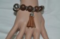 Bracelet élastique pompom et perles de pierre chocolat 1.5 cm.